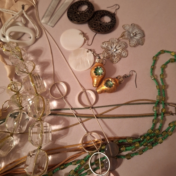 Big Lot Gray & Green & White Themed Jewelry Bundle 21 Whimsigoth Fairy Forrest - Picture 5 of 8